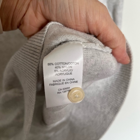 RW&CO. Gray V-Neck Sweater with Ribbed Cuffs size medium - Picture 4 of 6